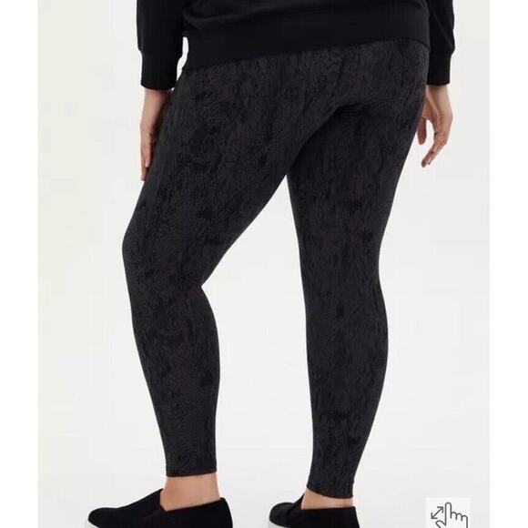 Torrid Womens Faux Snakeskin Black Size 5 (30/32) Leggings Stretch Pull‎ On - Picture 2 of 8